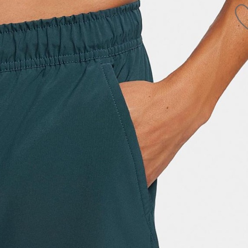 MEN - Lightweight Versatile Athletic Green Green Short | M